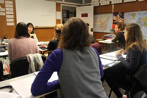 Estudiantes en clase en Instituto Fénix